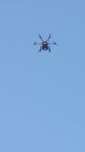 Vídeo Vertical Dron Militar Controlado Remotamente Lanza Una Bomba Cielo — Vídeos de Stock