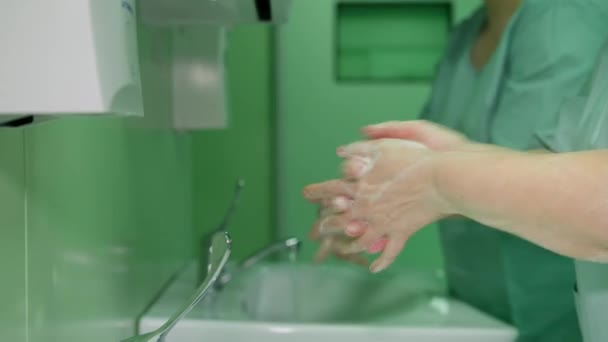 两名医生在诊所关闭标准洗手程序 手指和手掌上有泡沫 水龙头里流出的水 外科准备工作 — 图库视频影像