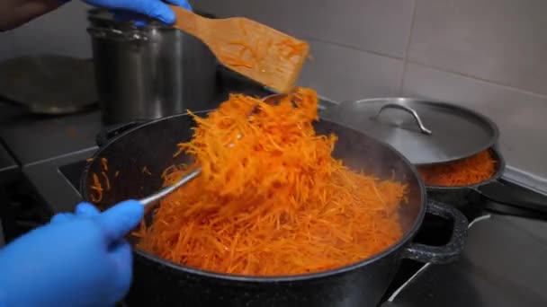 Parçalanmış Havuçlar Tavada Pişirilir Aşçı Mavi Eldivenli Elleri Bir Çatal — Stok video