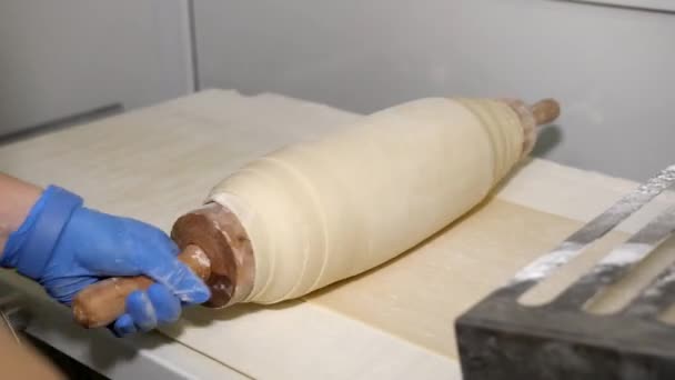 Ręka Kucharzy Niebieskiej Rękawicy Posiada Drewniany Wałek Ciasta Którym Ciasto — Wideo stockowe