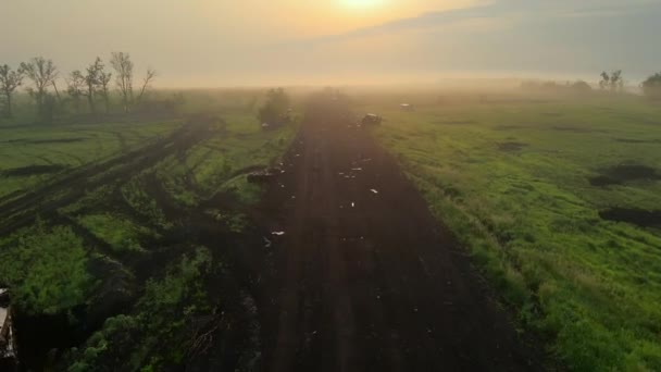 Flucht Über Die Straße Nach Feindseligkeiten Ukrainische Militärfahrzeuge Geländewagen Und — Stockvideo