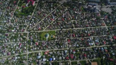 Ukrayna 'daki bir köyün hava manzarası. Ukrayna 'nın özel evleri. Güneşli bir gün.