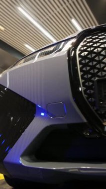 Lutsk, Volyn / Ukrayna - 10 Haziran 2023: Dikey video. BMW ix m60 SUV. Cesedin önündeki yeni araba. Farlar, amblem, tampon ve ızgara gösteriliyor..