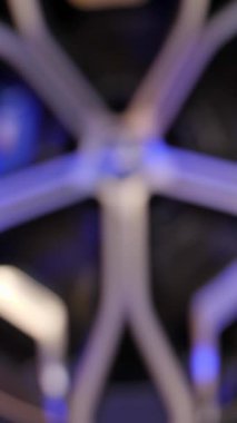 Lutsk, Volyn / Ukrayna - 10 Haziran 2023: Dikey video. Yeni bir arabanın tekerleği. Alaşımlı tekerleğin ortasında BMW amblemi var. Üzerinde kamera hareketi var..