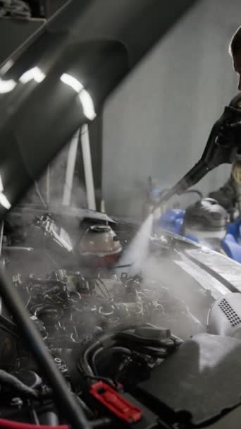 Κάθετο Βίντεο Car Λεπτομερώς Συντήρησης Τον Καθαρισμό Του Κινητήρα Ζεστό — Αρχείο Βίντεο