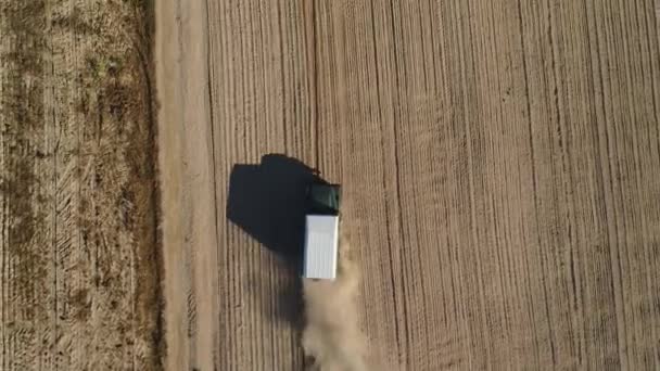 Beyaz Çatılı Yeşil Kapüşonlu Bir Suv Kuru Bir Tarladan Geçiyor — Stok video