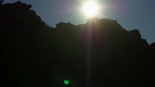 Panorama Roca Donde Silueta Hombre Encuentra Distancia Detrás Cuerpo Que — Vídeo de stock