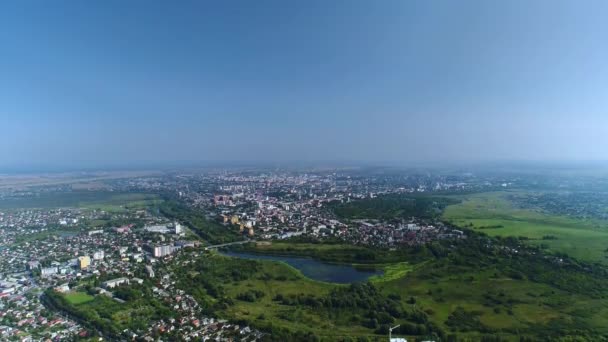 Luchtfoto Van Oekraïne Een Moderne Oekraïense Stad Met Een Rivier — Stockvideo