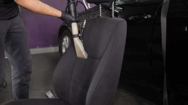 一个工人用真空吸尘器把座椅后部的污垢清除掉 汽车内部的专业清洁 详细内容的概念 — 图库视频影像