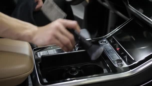 クローズアップ 女性の手は自動送信のレバーと車のコンソールのボタンをブラシで拭きます 車のインテリアの詳細 — ストック動画