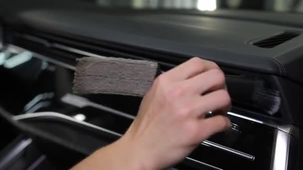 닫으세요 여자의 브러쉬를 자동차 에어컨 구획의 그레이트에서 먼지를 합니다 자동차 — 비디오