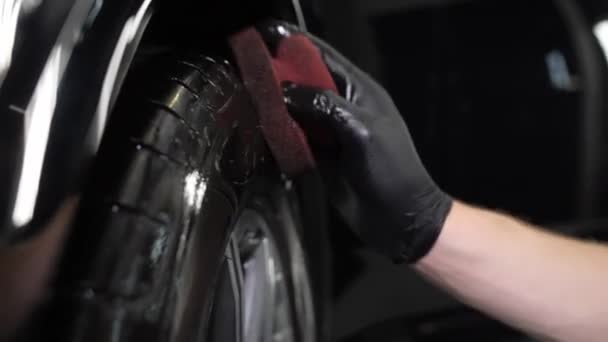 Lastik Cilası Kapatın Bir Işçi Lastiklerine Sünger Sürer Aracın Titanyum — Stok video
