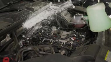 El spreyinden köpük çıkarılmış araba motoru bölmesi. Araba yıkama ya da araba yıkama işlemi