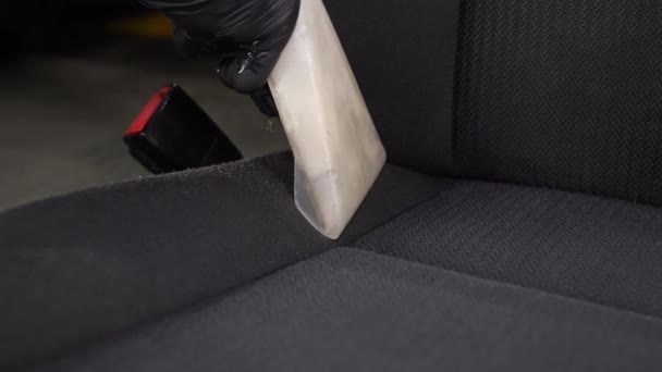 닫으세요 청소기는 좌석에서 먼지를 끌어당깁니다 자동차 사항의 — 비디오