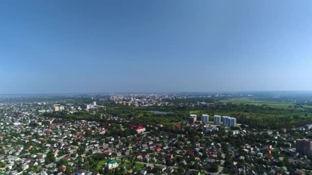 ウクライナの郊外の民間部門を飛行する 都市生活の街路と家 ウクライナの空中視界 — ストック動画