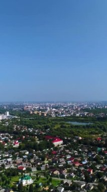 Dikey video. Ukrayna 'nın banliyölerindeki özel sektörün üzerinden uçuyor. Şehir hayatının sokakları ve evleri. Ukrayna 'nın havadan görünüşü.