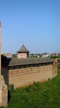 Dikey video. Lubart Kalesi 'nin havadan görüntüsü. Eski şehir Lutsk 'un iki kulesi. Ukrayna 'nın Volyn bölgesinin tarihi turizm binası.
