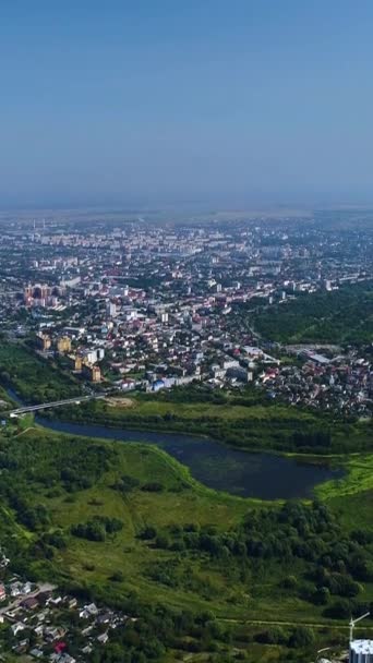 Вертикальное Видео Полет Над Украинским Городом Западной Части Украины Вокруг — стоковое видео