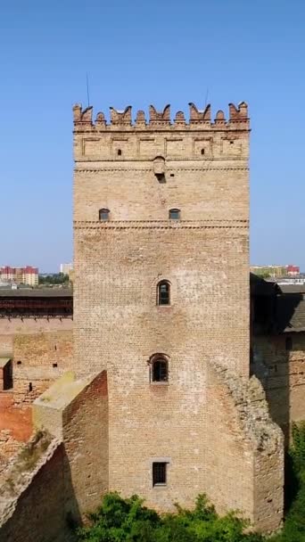 Вертикальное Видео Вид Воздуха Замок Любарта Три Башни Старого Города — стоковое видео
