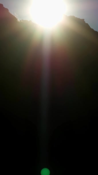 비디오 거리에서 태양의 빛나는 원판이 서있는 남자의 실루엣을 언덕의 파노라마 — 비디오