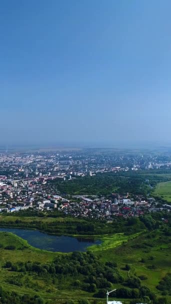 バーティカルビデオ ウクライナの空中視界 川のある近代的なウクライナの都市 公園のある自然の大部分 パノラマ — ストック動画