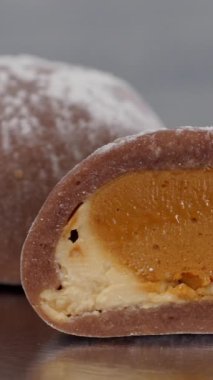 Dikey video. Atlama klipsi. Altı mochi keki, farklı renkte, içeriği ve tadı birbiri ardına geliyor. Koca bir tatlı ve yarısı dolgulu. Japon geleneksel mutfağı.