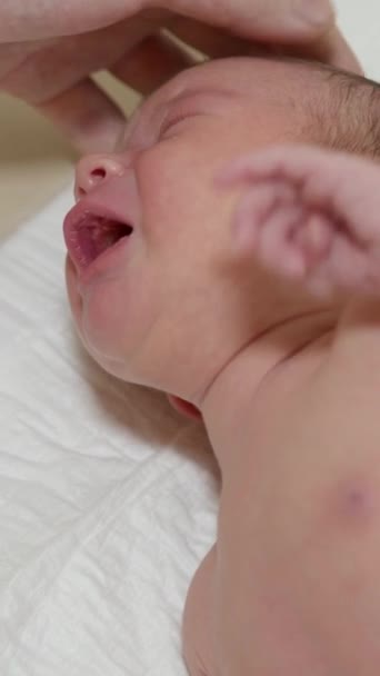 Κάθετο Βίντεο Ένα Νεογέννητο Μωρό Ξαπλώνει Πάνω Λευκή Πάνα Και — Αρχείο Βίντεο