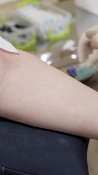 Video Vertikal Asisten Lab Wanita Mengambil Darah Vena Untuk Dites — Stok Video