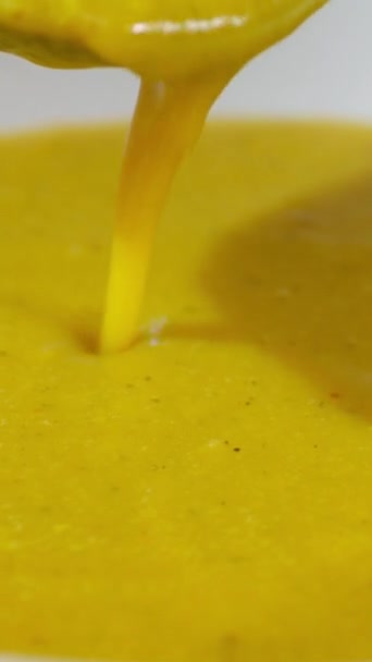 Vídeo Vertical Despeje Creme Sopa Uma Placa Onde Líquido Quente — Vídeo de Stock