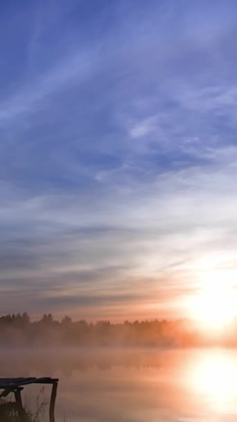 Vídeo Vertical Verão Manhã Nebulosa Nascer Sol Sobre Lago Com — Vídeo de Stock