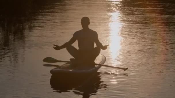 Мужчина Сидит Веслах Позе Лотоса Фоне Утреннего Восхода Солнца Природа — стоковое видео