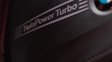 Lutsk, Volyn / Ukrayna - 17 Şubat 2023: BMW amblemi ve yazıt ikiz güç turbo yazılı plastik siyah kapaklı kamera hareketi.