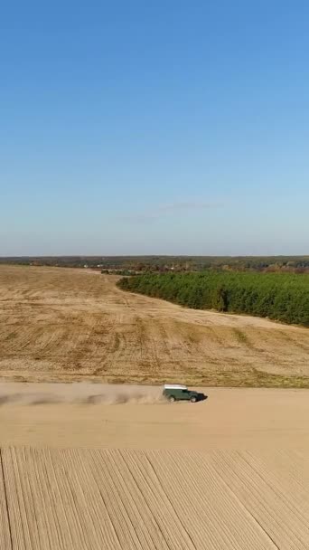 Vertical Video Green Suv White Roof Driving Dirt Road Two — Stock Video