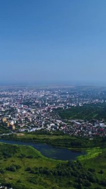 Dikey video. Ukrayna 'nın Ukrayna' nın Ukrayna 'nın batısındaki Lutsk kentinin Volyn bölgesindeki havadan görünüşü. Tarihsel Avrupa ülkelerinde turizm.