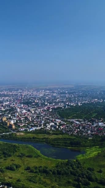 バーティカルビデオ ヴォリン地域のウクライナ西部のルツクのウクライナの都市の空中ビュー ヨーロッパの歴史的な場所での観光 — ストック動画