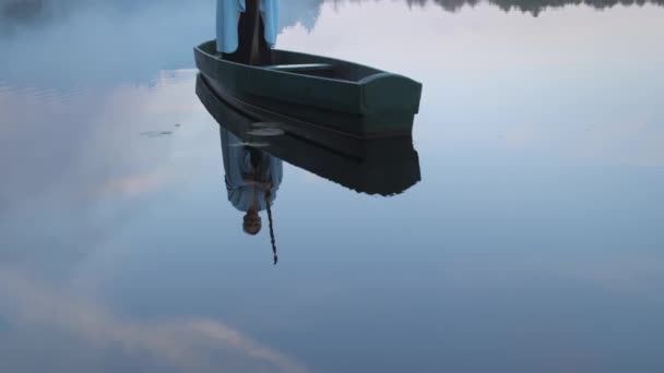 Reflectie Het Water Van Een Houten Boot Met Een Man — Stockvideo