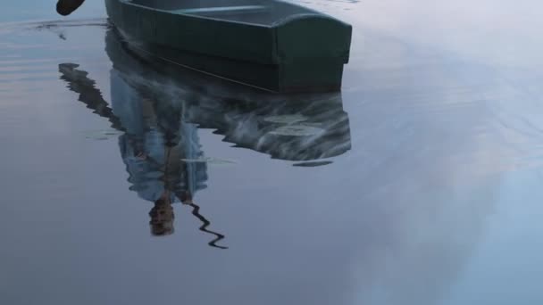 Відображення Воді Дерев Яного Човна Людиною Веслує Плаває Посеред Води — стокове відео