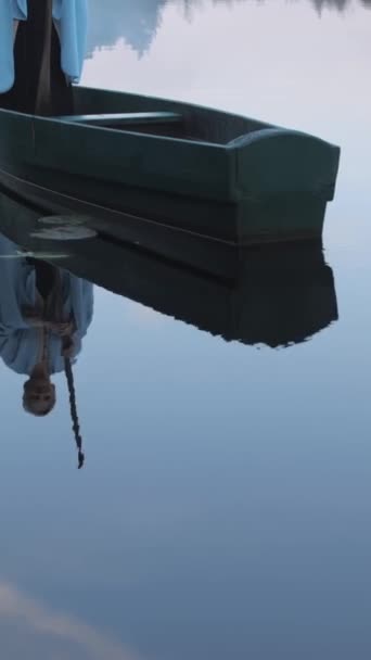 Vídeo Vertical Reflejo Agua Barco Madera Con Hombre Apoyado Remo — Vídeos de Stock
