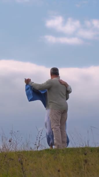 Вертикальное Видео Старшая Пара Танцует Вальс Холме Против Неба Облаками — стоковое видео