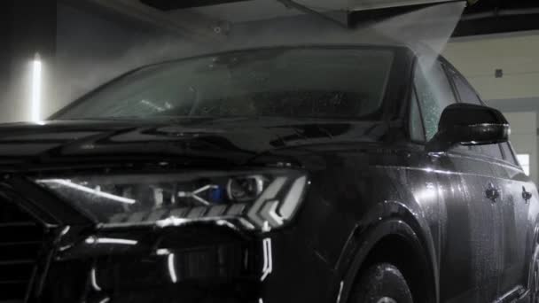 Pracownik Myjni Myje Czarny Samochód Myjką Wysokociśnieniową Przednia Szyba Dach — Wideo stockowe