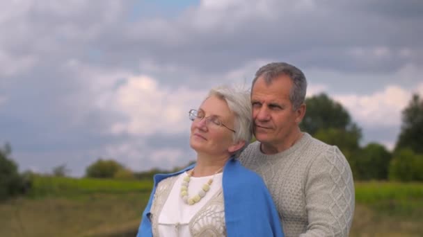 Hombre Edad Jubilación Sostiene Una Anciana Con Gafas Sus Brazos — Vídeos de Stock