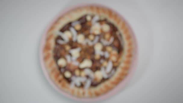 Obiekt Staje Się Wyraźny Rozmyciu Czekoladowa Pizza Różowym Talerzu Białym — Wideo stockowe