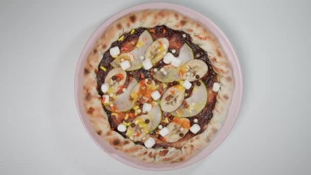 Oggetto Diventa Chiaro Dall Essere Offuscato Pizza Cioccolato Piatto Rosa — Video Stock