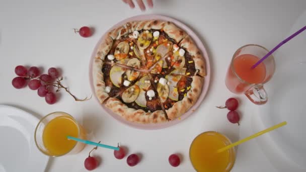 Trei Perechi Mâini Pentru Copii Iau Bucăți Pizza Ciocolată Banane — Videoclip de stoc