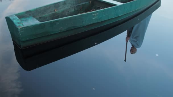 Справжній Дерев Яний Човен Людиною Спирається Весло Плаває Воді Поняття — стокове відео
