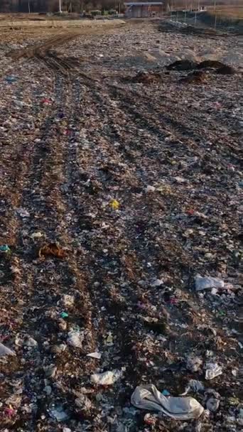 垂直录像 从空中俯瞰泥土和垃圾堆 城市废物排放的概念 用聚乙烯污染环境 — 图库视频影像