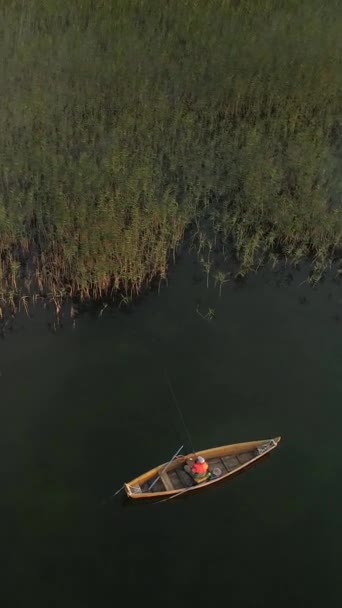 Vídeo Vertical Barco Madera Con Pescador Lago Vista Aérea Vuelo — Vídeos de Stock