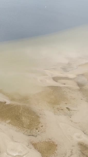 垂直录像 空中风景 靠近一个大湖畔的海岸线 水库长期干旱的概念 沙底不在水底 — 图库视频影像