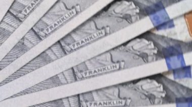 Kapatın. 100 dolarlık banknotlar çeviriyorum. Amerika Birleşik Devletleri Başkanı Franklin 'in portresini durdurun, mavi koruyucu kaset. Para işareti. Bağımsızlık kutlamaları konsepti.