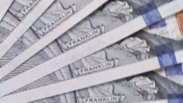 クローズアップ アメリカの100ドル札を回す アメリカ合衆国大統領フランクリンの肖像画 青い保護テープ マネーサイン 独立記念コンセプト — ストック動画